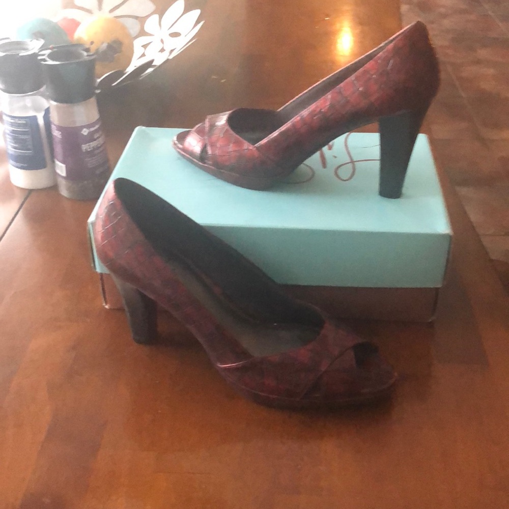 New with box  peep toe dark red in color